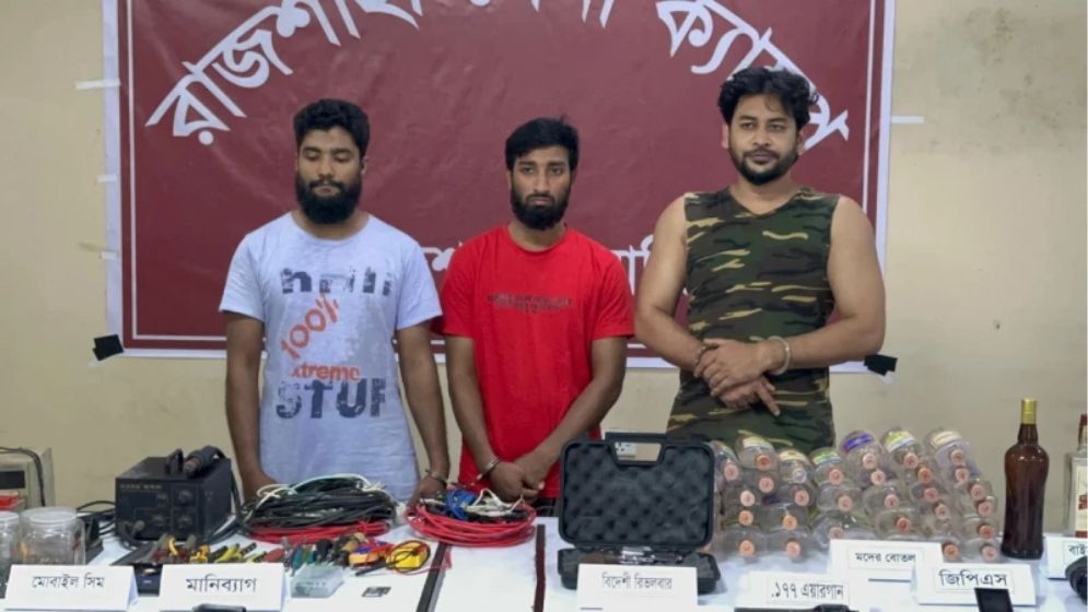 রাজশাহীতে কোচিং সেন্টারে অস্ত্রের মজুদ, আটক ৩