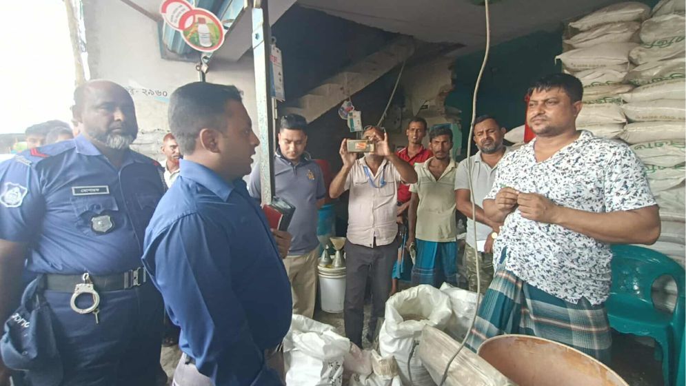 অতিরিক্ত দামে সার বিক্রি করায় ব্যবসায়ীর জরিমানা