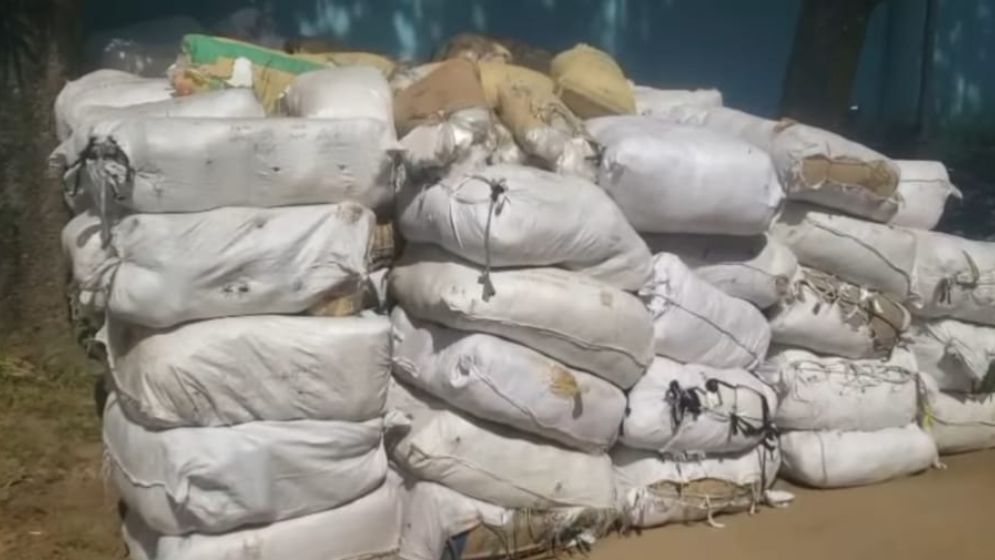 বগুড়ায় ৬ হাজার কেজি পলিথিন জব্দ,ম্যানেজার আটক