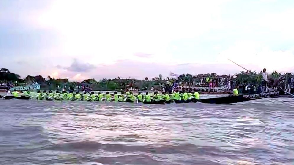 কালিগঙ্গা নদীতে ঐতিহ্যবাহী নৌকা বাইচ