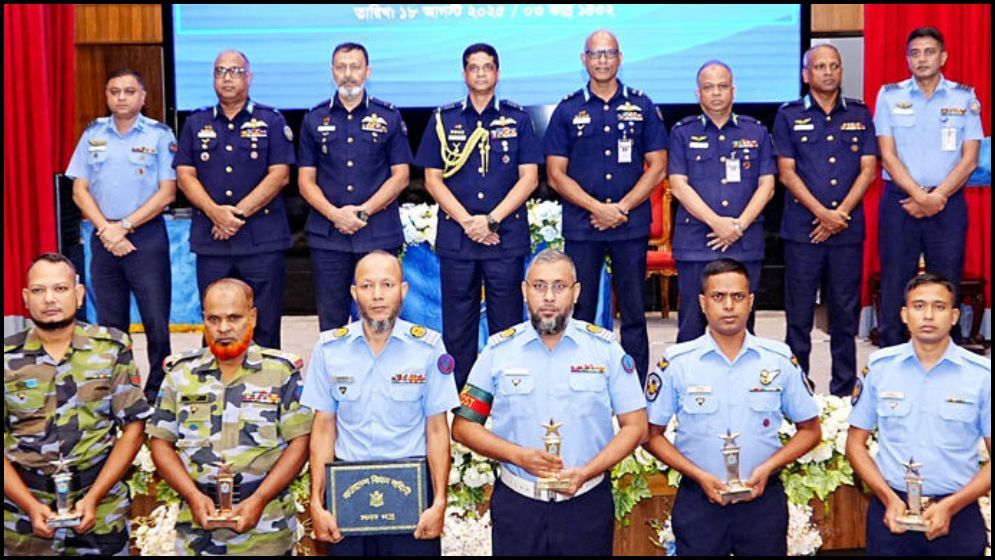 বিমানবাহিনী প্রধান শ্রেষ্ঠ বিমানসেনাদের ট্রফি দিলেন