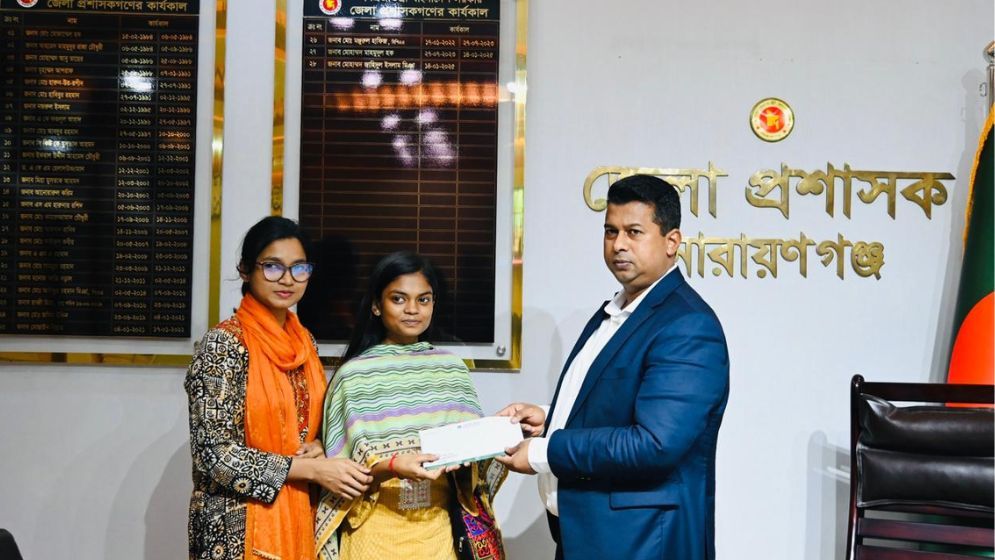 বুক শেল্ফও উপহার জেলা প্রশাসকের