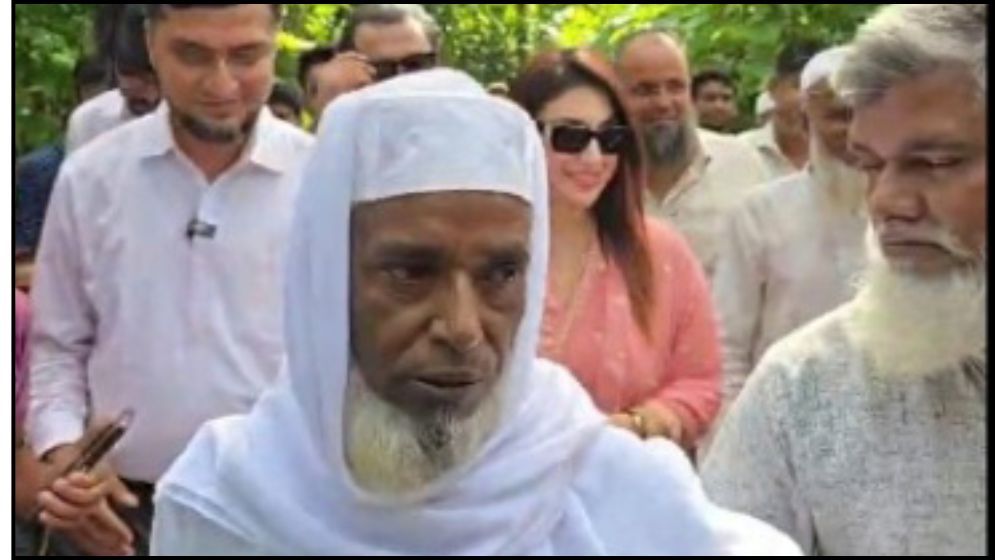 নায়িকা অপু বিশ্বাস গেলেন সেই রইস উদ্দিনের বাড়ি