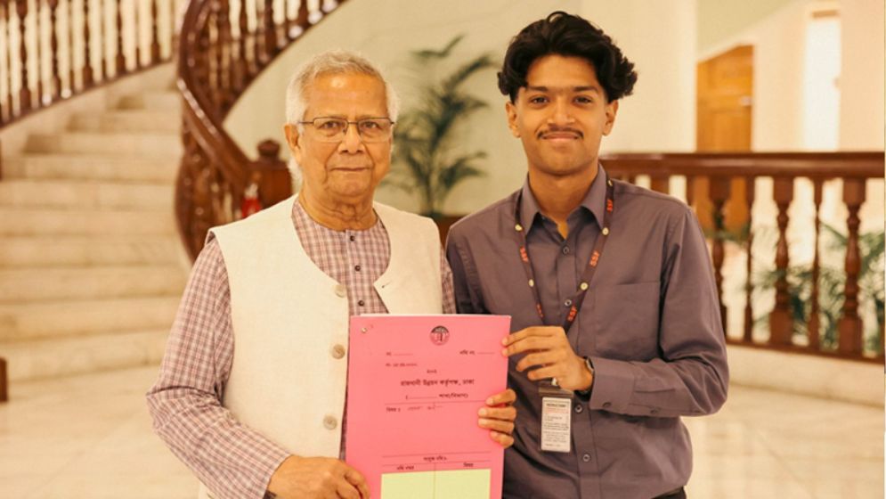 সাগর-রুনির সন্তানের হাতে পূর্বাচলের প্লটের দলিল দিলেন প্রধান উপদেষ্টা