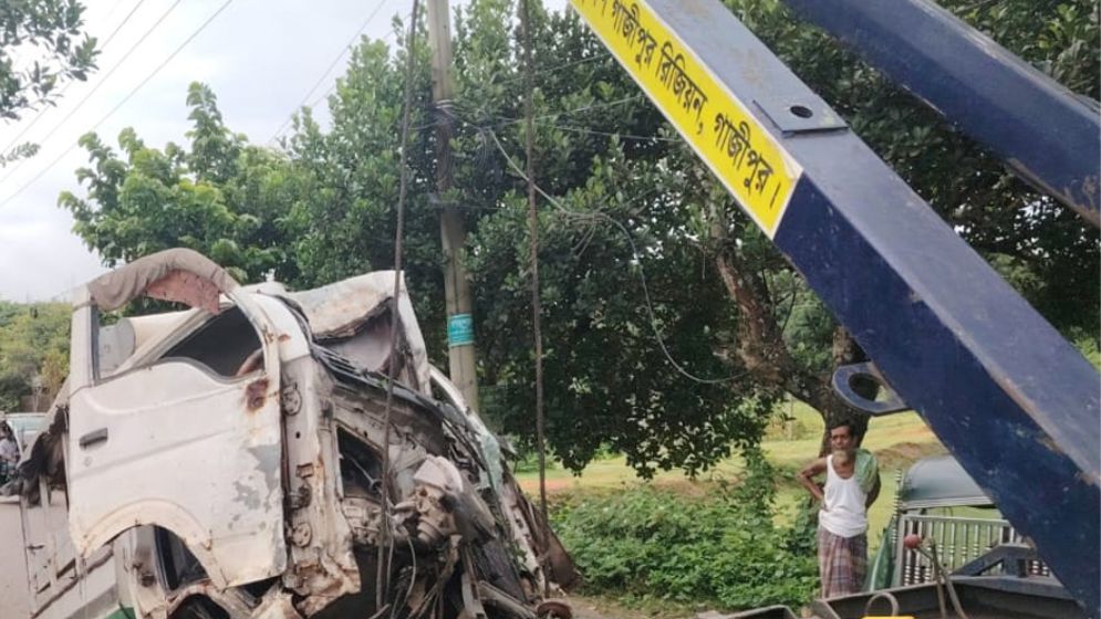 বৈদ্যুতিক খুঁটির সাথে লেগুনার ধাক্কা,গাজীপুরে নারী নিহত