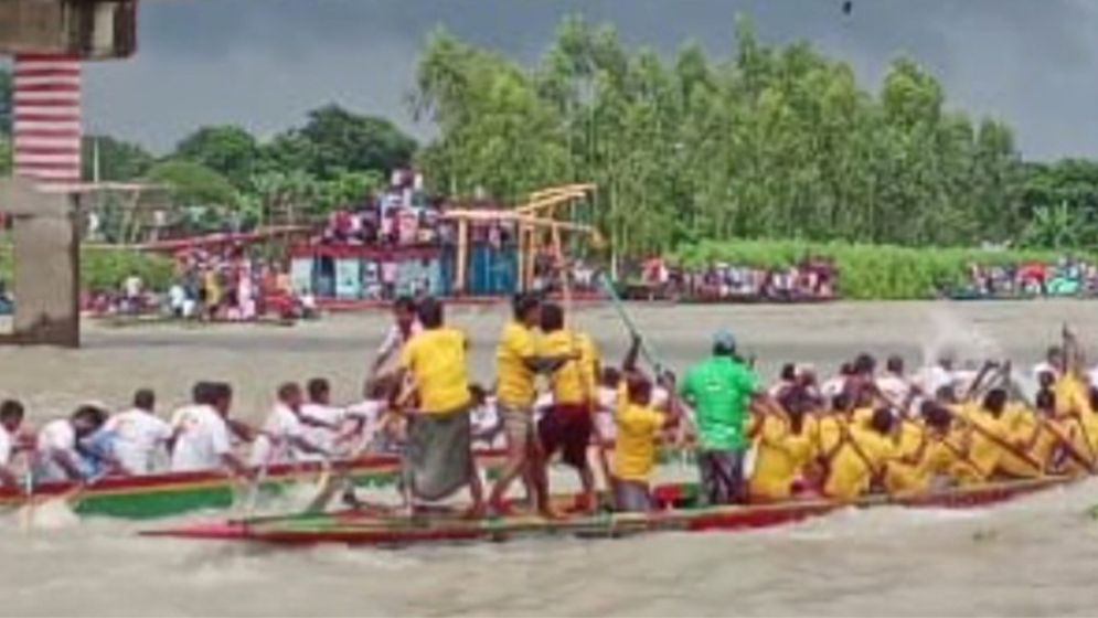 জেলা প্রশাসনের উদ্যোগে মানিকগঞ্জে নৌকা বাইচ