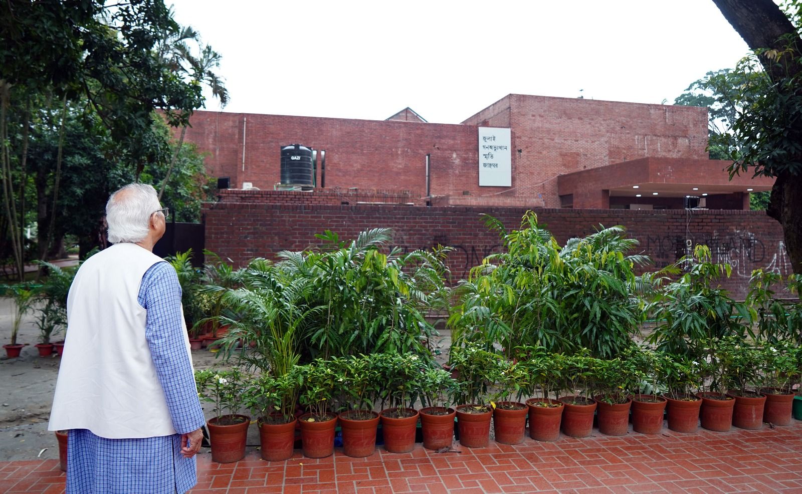 জুলাই স্মৃতি জাদুঘর পরিদর্শন করলেন প্রধান উপদেষ্টা