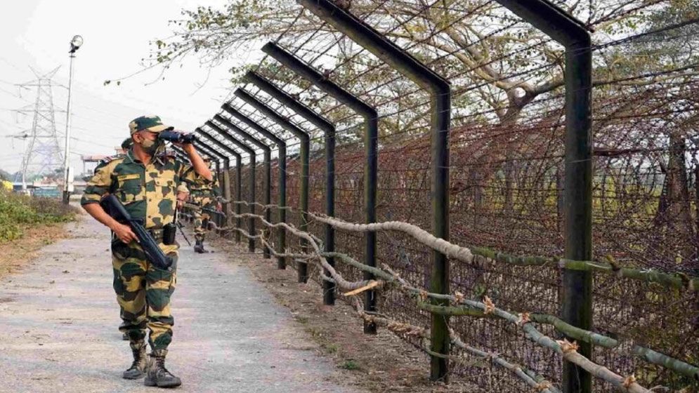 ভারত সীমান্তে অনুপ্রবেশের অভিযোগে বাংলাদেশি পুলিশ কর্মকর্তা আটক