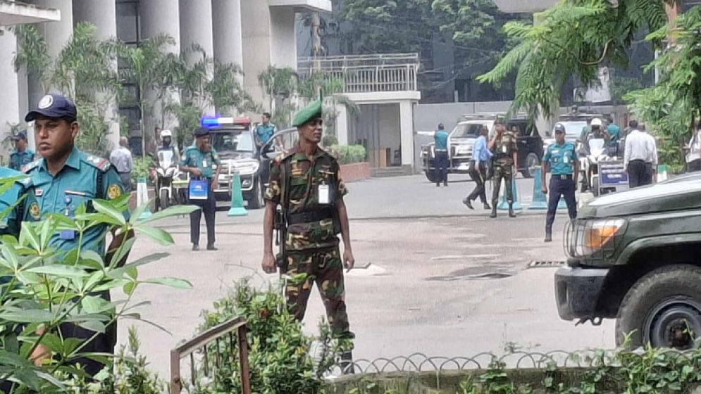 সচিবালয়ে প্রধান উপদেষ্টা, নিরাপত্তা জোরদার