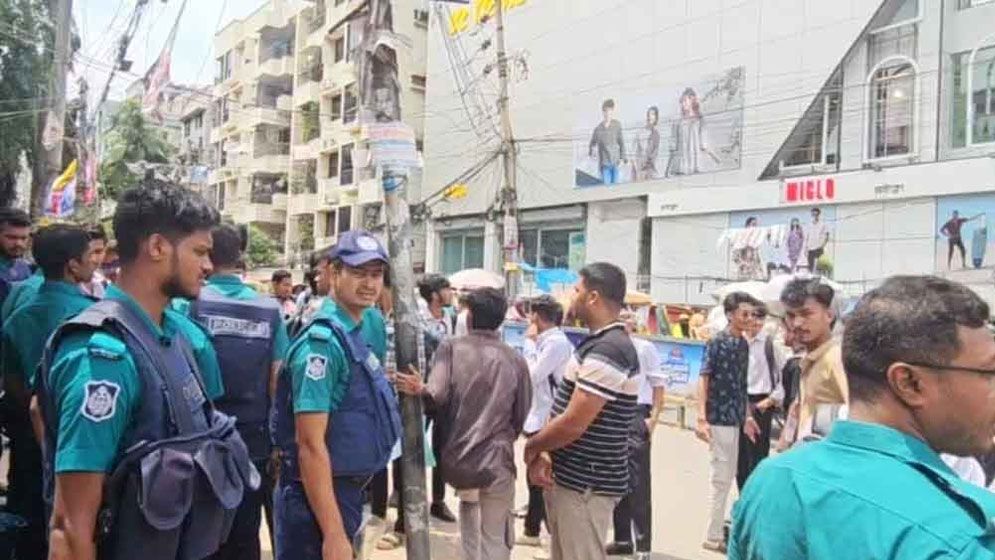 নিউমার্কেটে ঢাকা কলেজ-সিটি কলেজ শিক্ষার্থীদের দফায় দফায় সংঘর্ষ