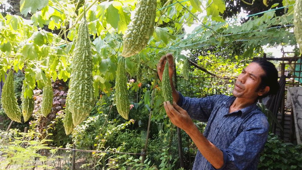 দারিদ্র্য জয় করে স্বাবলম্বী তরুণ উদ্যোক্তা হিমান মূর্মূ