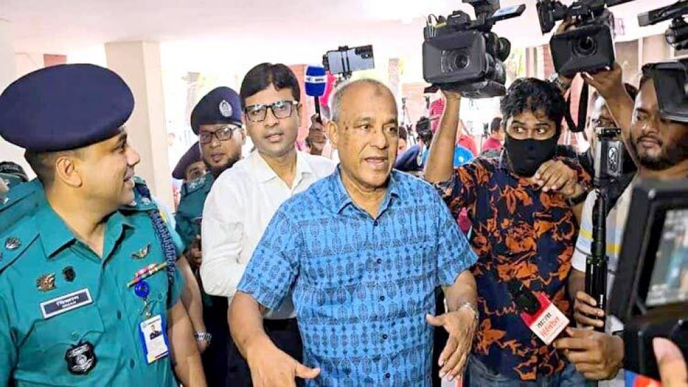 মোহাম্মদপুর থানা পরিদর্শন করলেন স্বরাষ্ট্র উপদেষ্টা