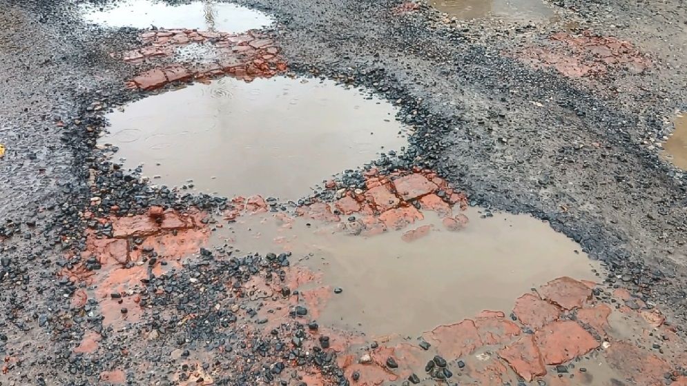 ঢাকা-বরিশাল মহাসড়কের ৪৭ কিলোমিটার মাদারীপুর অংশে মরণ ফাঁদ