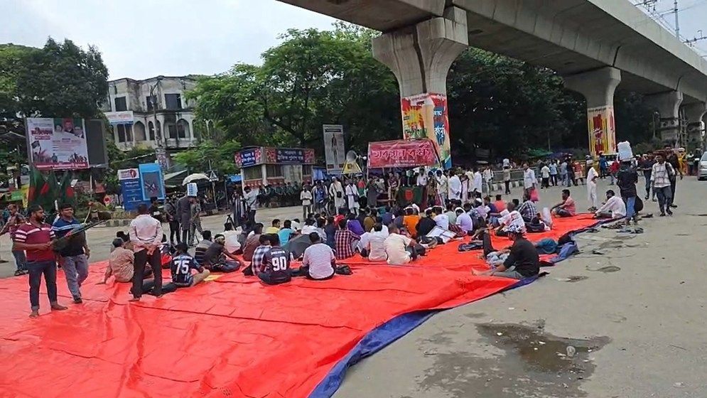 জুলাই সনদের দাবিতে শাহবাগে আজও অবস্থান, আন্দোলনে শহীদ পরিবারের সদস্যরাও