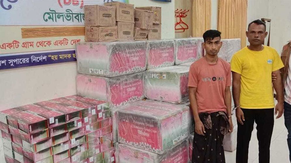 মৌলভীবাজারে ৭৩ লাখ টাকার ভারতীয় অবৈধ প্রসাধনীসহ ট্রাক জব্দ