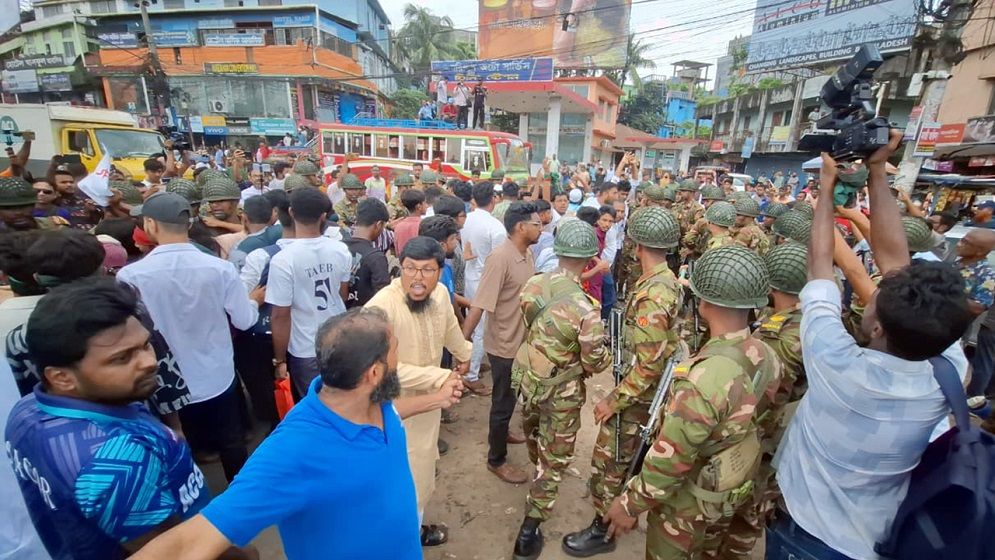 বরিশালে স্বাস্থ্যখাত সংস্কারের দাবিতে চলছে ব্লকেড, অচল নগরজীবন