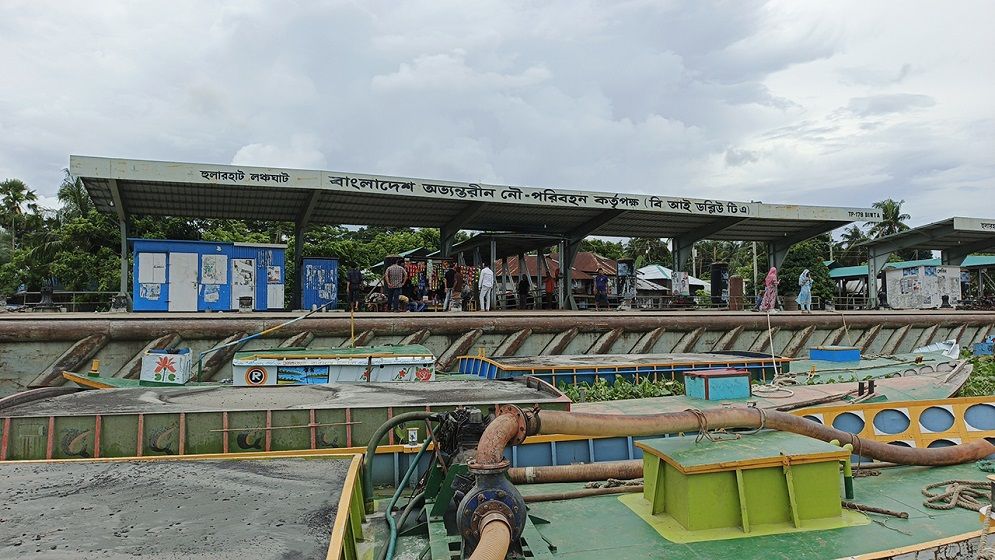 পদ্মা সেতুর প্রভাবে বন্ধ পিরোজপুর-ঢাকা লঞ্চ চলাচল, ঘাটে নেমেছে নিস্তব্ধতা
