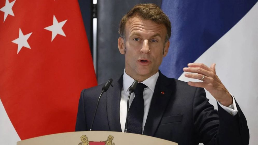 রাশিয়ার বিরুদ্ধে নিষেধাজ্ঞার আহ্বান ম্যাক্রোঁর