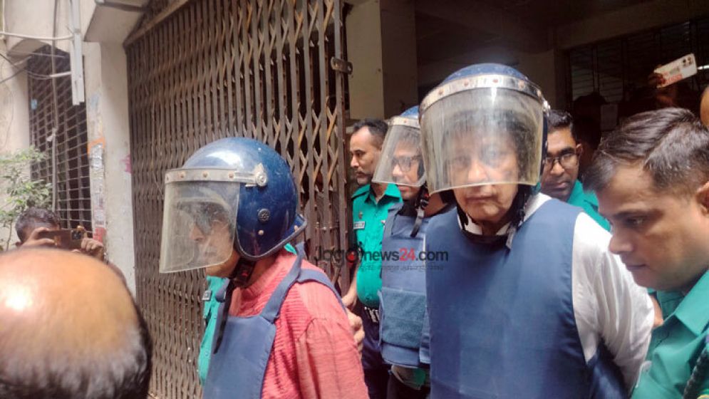 সিঁড়ি বেয়ে আদালতে উঠতে ইনুর অস্বীকৃতি