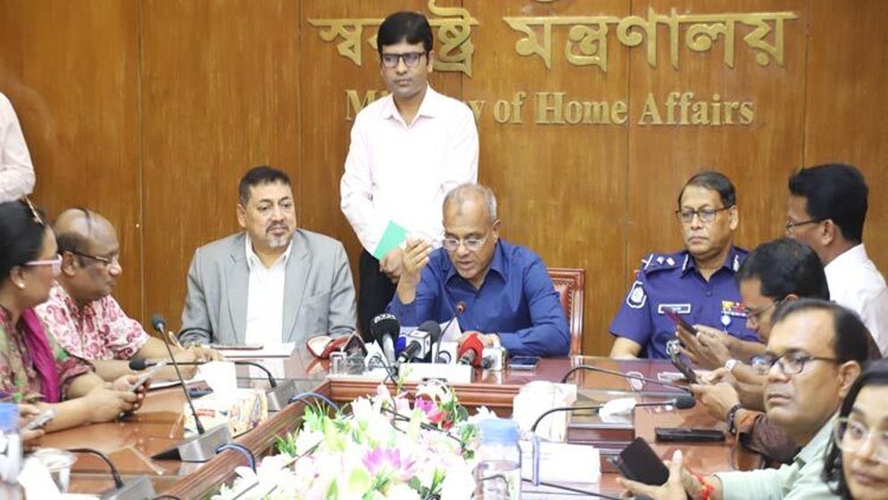 লুট হওয়া অস্ত্র উদ্ধারে সর্বোচ্চ ৫ লাখ টাকার পুরস্কার ঘোষণা