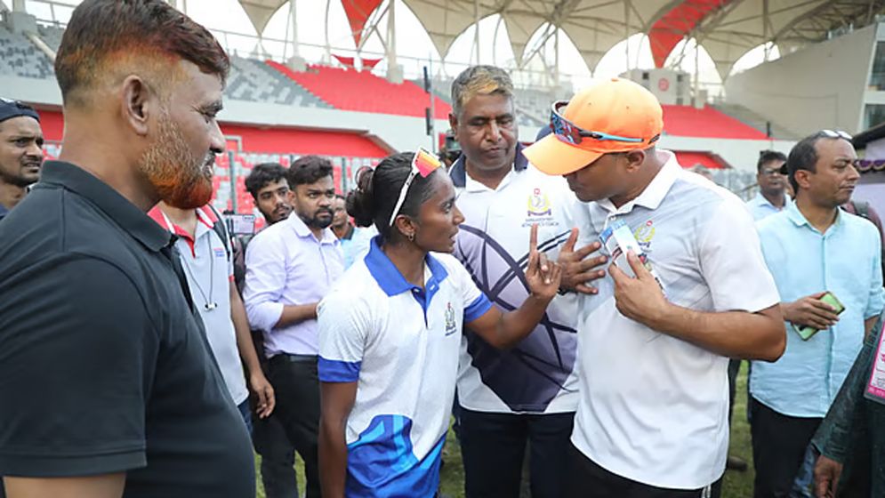 অ্যাথলেটিকসে নাটকীয়তা ও বিতর্কময় এক দিন