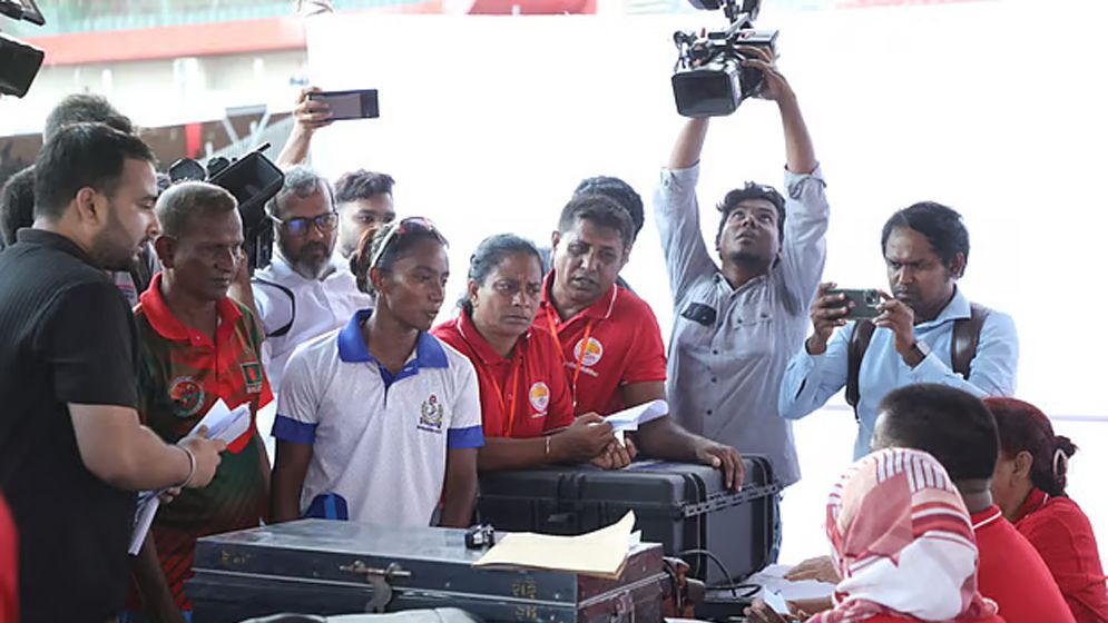 অ্যাথলেটিকসে নাটকীয়তা ও বিতর্কময় এক দিন