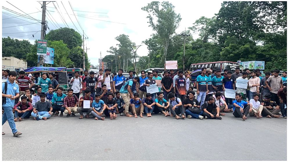 প্রকৌশল শিক্ষার্থীদের ঢাকা-রাজশাহী মহাসড়ক অবরোধ