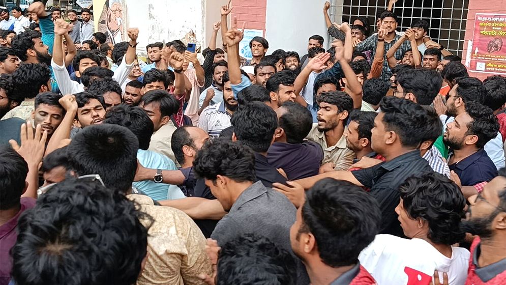 রাকসু নির্বাচন ঘিরে দফায় দফায় সংঘর্ষ, আহত বেশ কয়েকজন