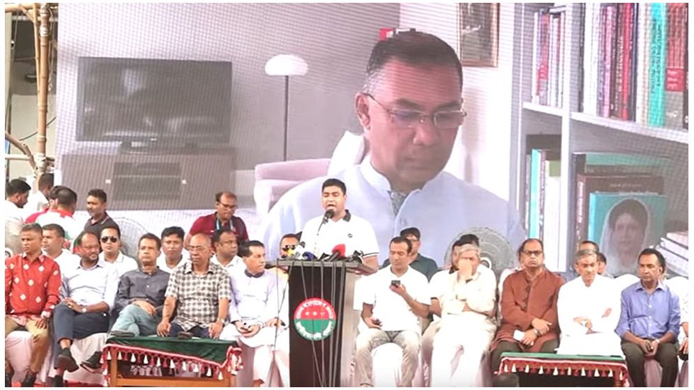 শাহবাগে ছাত্রদলের সমাবেশে বক্তব্য রাখছেন নেতারা