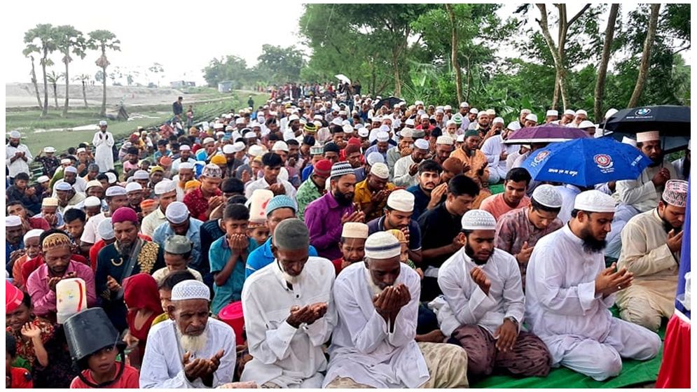 ইলিশের জন্য মেঘনার পাড়ে দোয়া-মোনাজাত