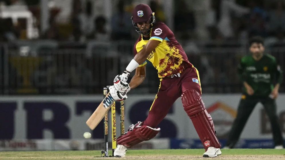 রিটায়ার্ড আউট হয়ে ইতিহাসে রোস্টন চেজ