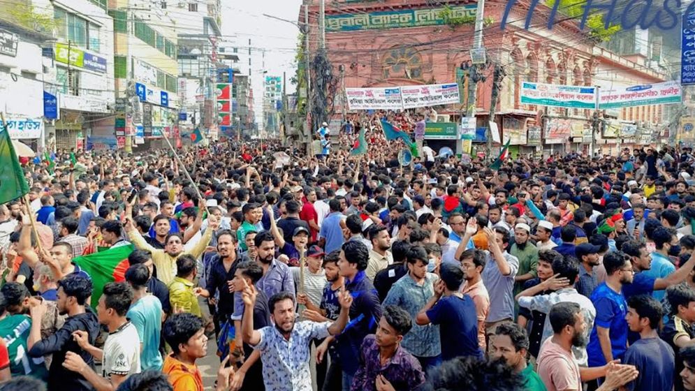 বৃষ্টি উপেক্ষা করে মানিক মিয়াতে মানুষের ঢল