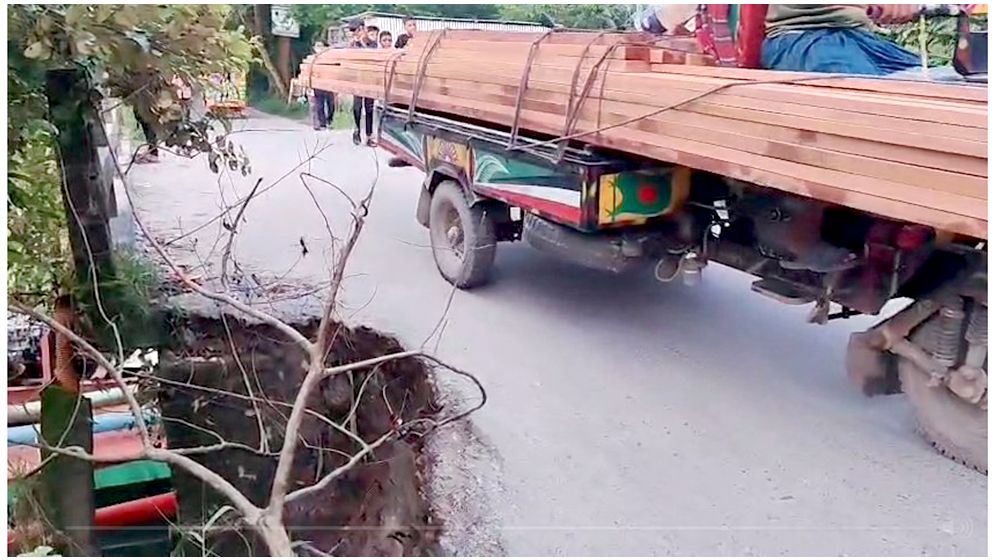 বাঞ্ছারামপুরে সড়কের বেহাল দশা, চলাচলে ভোগান্তি