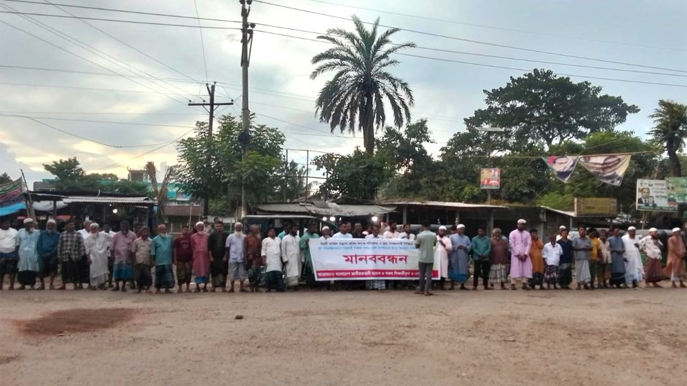 পাকুন্দিয়ায় শিক্ষকের উপর হামলার প্রতিবাদে মানববন্ধন
