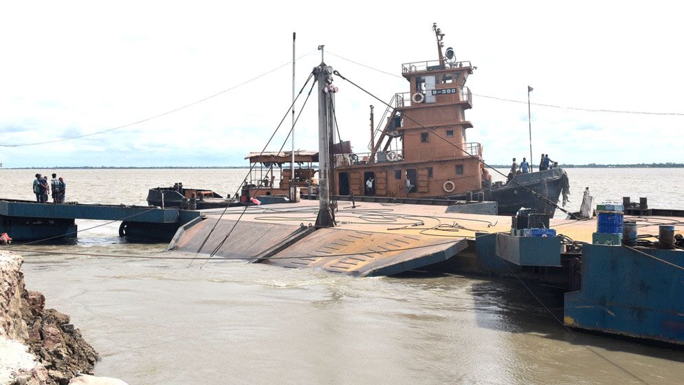 ভাঙন-স্রোতে বিপর্যস্ত পাটুরিয়া ফেরিঘাট