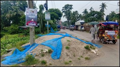 আমতলীতে সড়কে নির্মাণ সামগ্রী রাখায় চলাচলে ভোগান্তি