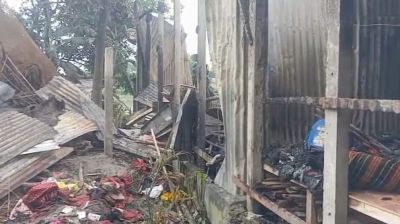 তুচ্ছ ঘটনায় বাড়ি ঘরে হামলা অগ্নিসংযোগ