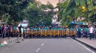ধানমন্ডি ৩২ : জনতাকে ফিরিয়ে দিচ্ছে পুলিশ