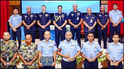 বিমানবাহিনী প্রধান শ্রেষ্ঠ বিমানসেনাদের ট্রফি দিলেন