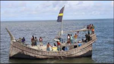 আরাকান আর্মির ধাওয়ায় নাফনদীতে মাছ ও জালসহ ট্রলার ডুবি