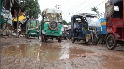 কুড়িগ্রাম জেলা শহরের দুই সড়ক খানাখন্দে ভরা, দুর্ভোগ
