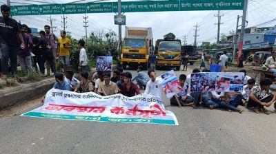 শ্রীপুরে জুলাই যোদ্ধা তালিকায় অন্তর্ভুক্তির দাবিতে মহাসড়ক অবরোধ, যানজটে দুর্ভোগ
