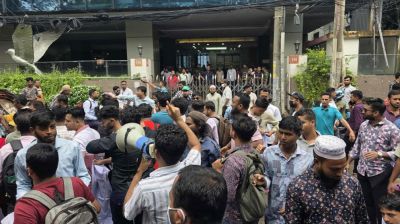 বোয়েসেল এমডির পদত্যাগসহ তিন দফা দাবিতে প্রবাসী কল্যাণ ভবন অবরোধ