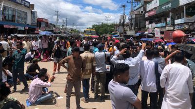 রোহিঙ্গা ক্যাম্পে চাকরিচ্যুত শিক্ষকদের সড়ক অবরোধ