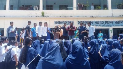 ঢাকা-চট্টগ্রাম মহাসড়ক অবরোধ করে শিক্ষার্থীদের বিক্ষোভ