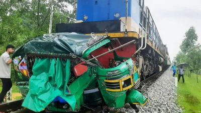 কক্সবাজারে ট্রেনের ধাক্কায় সিএনজির ৪ যাত্রী নিহত