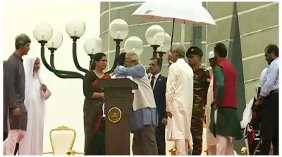 জুলাই ঘোষণাপত্র পাঠ শেষে নাহিদকে জড়িয়ে ধরলেন প্রধান উপদেষ্টা