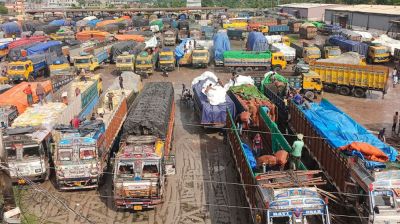 ভোমরা বন্দর দিয়ে আমদানি বাড়তেই কমছে পেঁয়াজের দাম