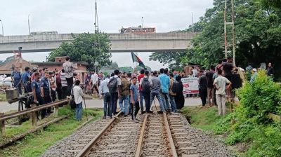 স্থায়ী ক্যাম্পাসের দাবিতে রবীন্দ্র বিশ্ববিদ্যালয় শিক্ষার্থীদের রেল অবরোধ, ট্রেন চলাচল বন্ধ