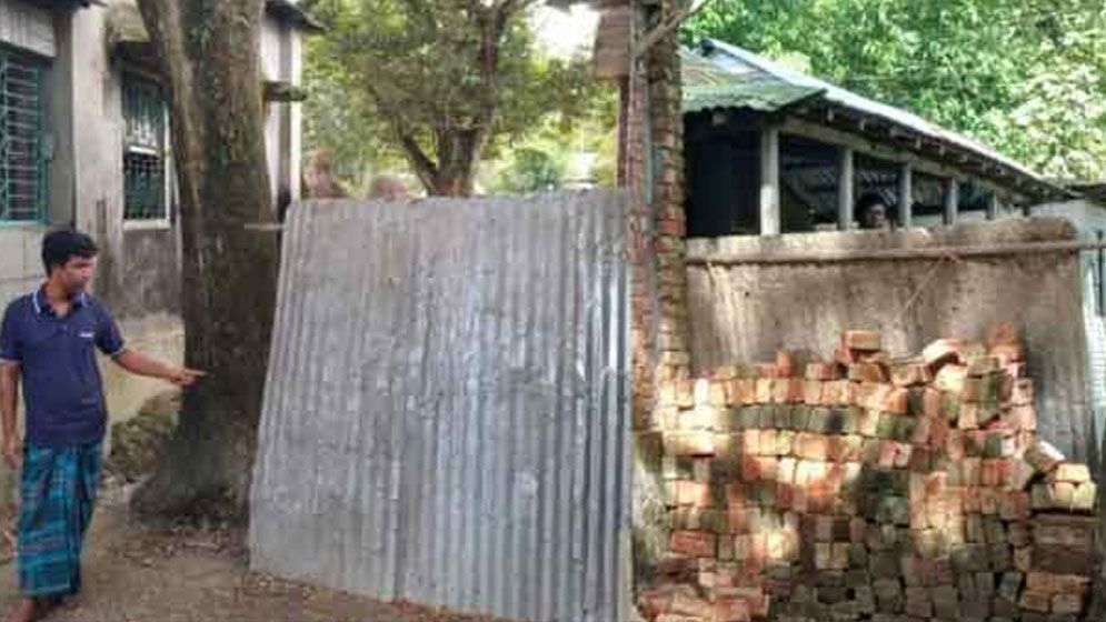 ঈশ্বরগঞ্জে পারিবারিক বিরোধে রাস্তা বন্ধ, অবরুদ্ধ পাঁচ পরিবার